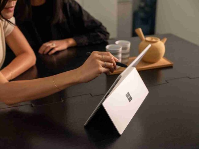Microsoft hat heute neue Surface Geräte und Zubehör vorgestellt, die Kunden mehr Auswahl bieten, um von jedem Ort produktiv zu sein.