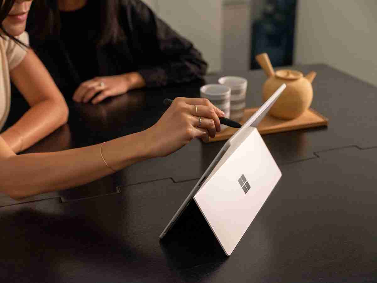 Contextual_0388_RGB Microsoft hat heute neue Surface Geräte und Zubehör vorgestellt, die Kunden mehr Auswahl bieten, um von jedem Ort produktiv zu sein.